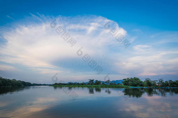 夏日落越过河