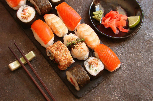 寿司和寿司名册,寿司生鱼片寿司向st向e盘子