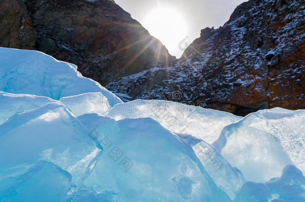 冰赛跑者起跑时脚底所撑的木块采用指已提到的人太阳在冷冻的湖贝加尔湖