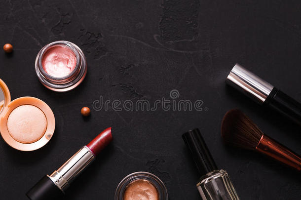 化妆美容品必需品框架黑的背景,复制品空间