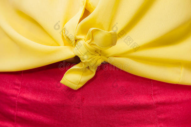 女人采用黄色的有<strong>节</strong>的衬衫特写镜头