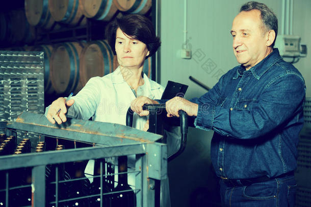 专家和葡萄酒制造者检查容器