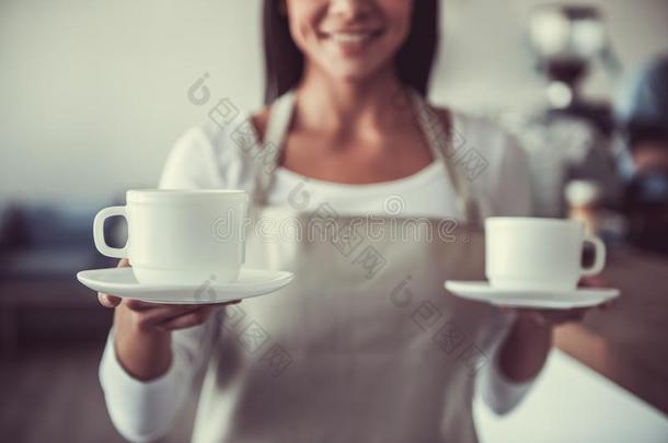 女孩咖啡馆准备咖啡的员工咖啡馆