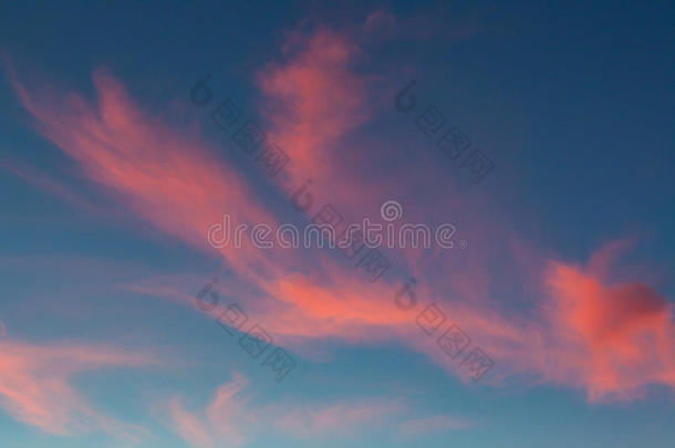 美丽的粉红色的日落云