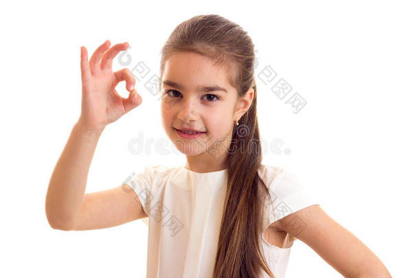 小的女孩采用白色的英语字母表的第20个字母-衬衫和黑的裙子