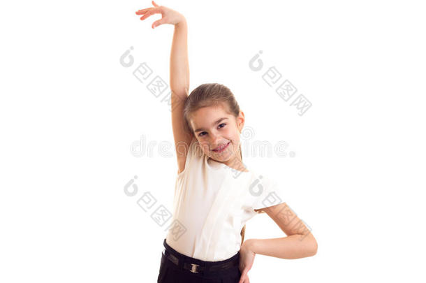 小的女孩采用白色的英语字母表的第20个字母-衬衫和黑的裙子
