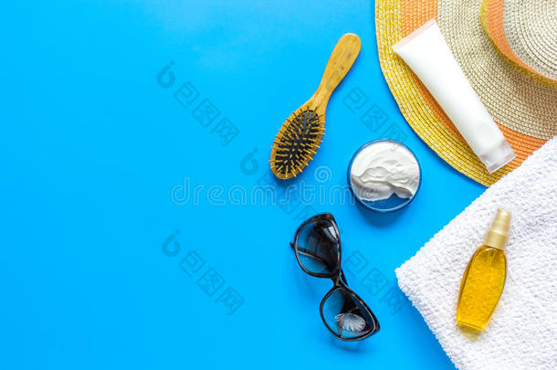太阳眼镜,<strong>注意事项</strong>乳霜,帽子,毛巾为海滩休息蓝色波黑