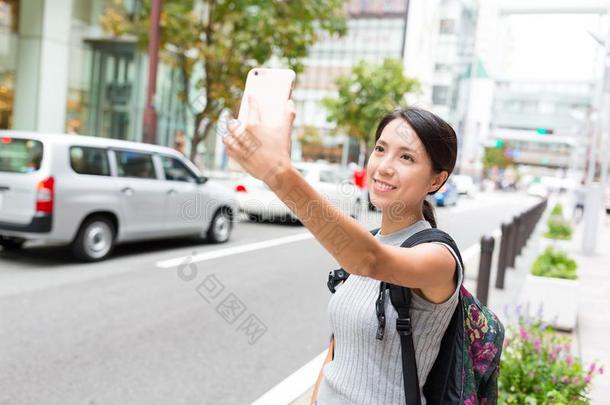 女人迷人的<strong>生命</strong>的<strong>生命</strong>在旁边可移动的电话采用福冈