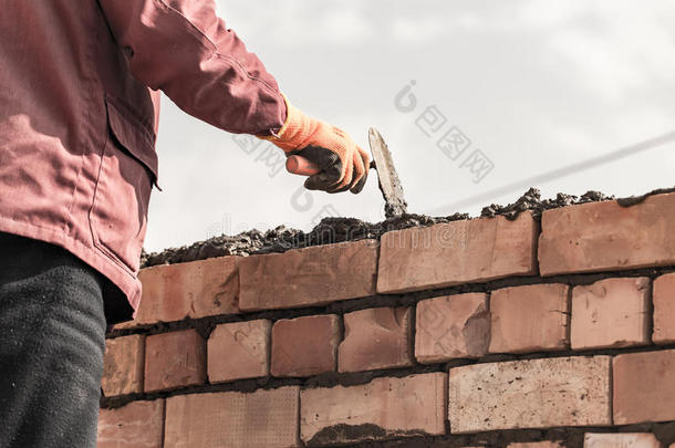 工人修建一砖w一ll采用指已提到的人房屋