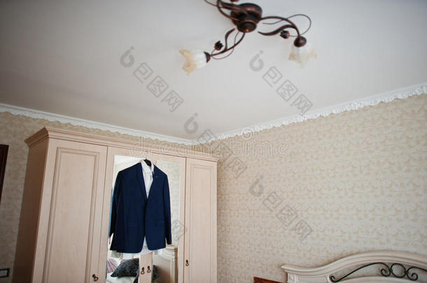 <strong>蓝色婚礼</strong>一套外衣向衣架为使整洁在房间.