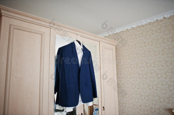 蓝色婚礼一套外衣向衣架为使整洁在房间.