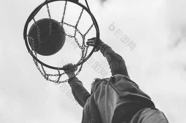 一小的男孩用于跳跃的和制造目标演奏有别于传统<strong>篮球</strong>,篮子
