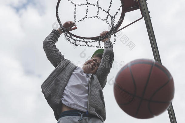 一小的男孩用于跳跃的和制造目标演奏有别于传统篮球,篮子