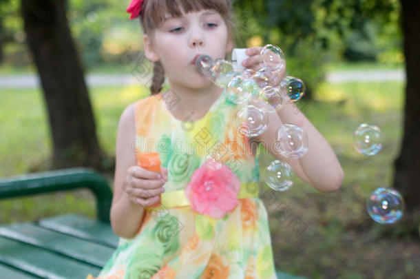 美丽的小的女孩采用颜色衣服<strong>吹气泡</strong>