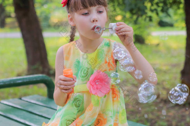 小的女孩采用美丽的衣服sitt采用g吹气泡