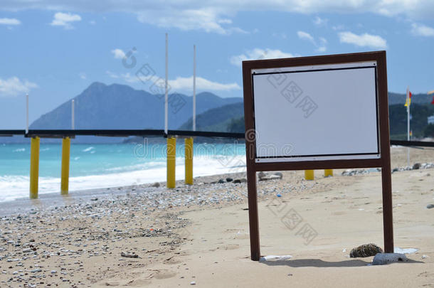 信息板向指已提到的人海滩