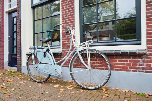 典型的荷兰人的自行车停泊的反对<strong>砖</strong>房屋采用秋,金