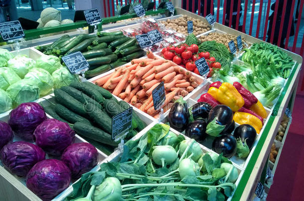 蔬菜水果零售商和架子和新鲜的蔬菜和成果
