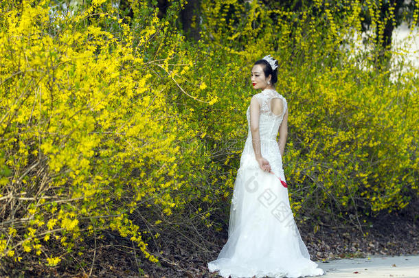 一新娘和白色的婚礼衣服台在旁边金色的茉莉花
