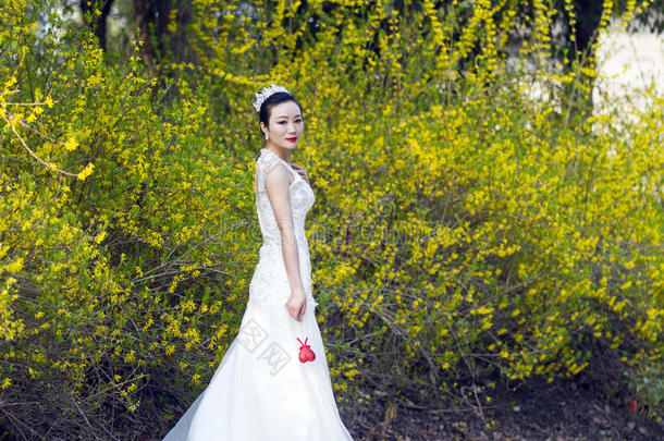 一<strong>新娘</strong>和白色的婚礼衣服台在旁边金色的茉莉花