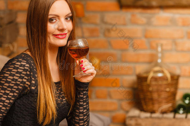 女人尝味葡萄酒采用乡下的小屋采用terior