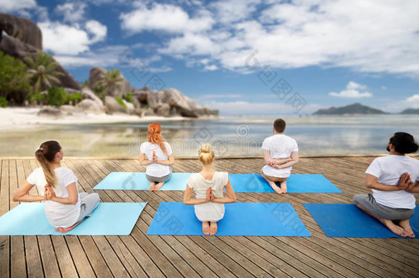 组关于人制造瑜伽练习在户外