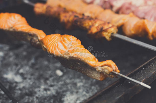 鲑鱼牛排烤腌羊肉串.新鲜的鱼向烧烤,barbecue吃烤烧肉的野餐