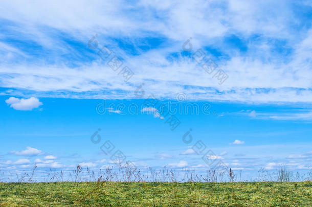 蓝色天为指已提到的人背景和白色的卷云,卷云-喜欢云
