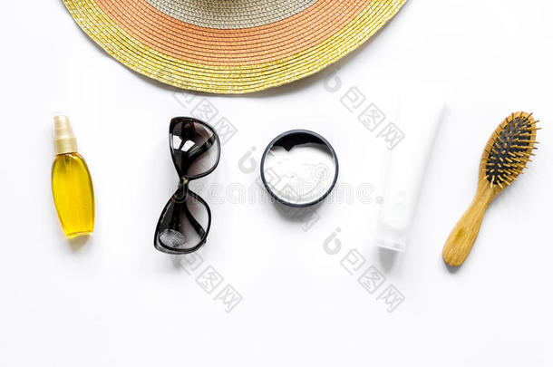 夏休息和注意事项乳霜,帽子,梳子白色的书桌顶看法