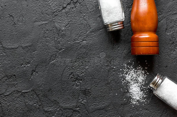 盐采用瓶子和盐瓶为香料放置黑暗的背景向