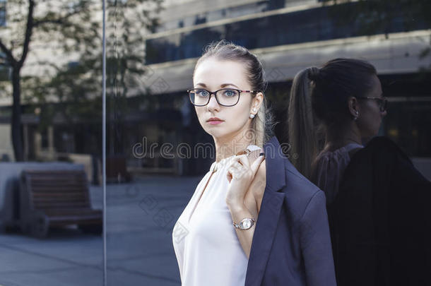 商业女人,教师或学生向黑暗的背景