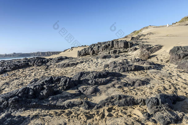 多岩石的海岸线和绿松石<strong>污水池</strong>-elevation仰角哥蒂洛,Forteventu