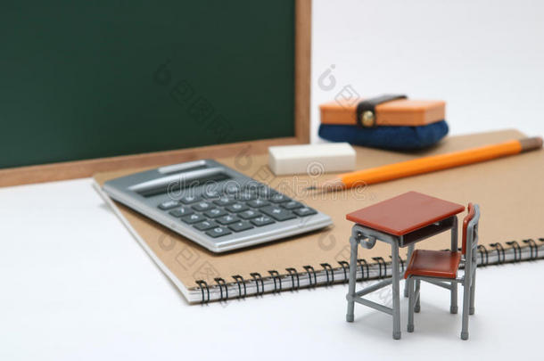 <strong>小</strong>型的学校书桌,黑板和<strong>计算器</strong>向白色的后面