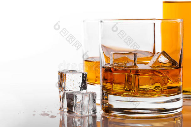 威士忌酒玻璃和冰向白色的背景