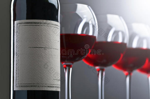 瓶子和眼镜关于红色的葡萄酒