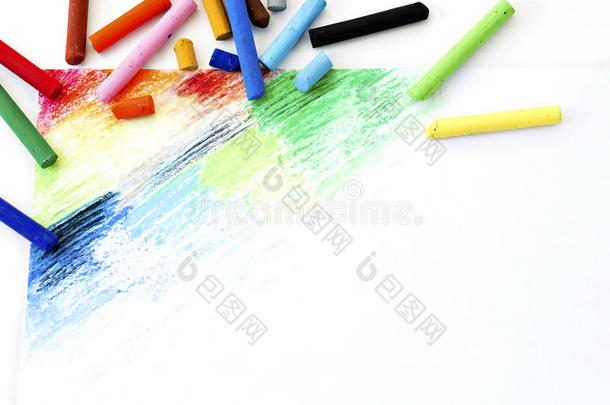 油彩色粉笔用彩色蜡笔画富有色彩的艺术绘画向白色的纸后座议员