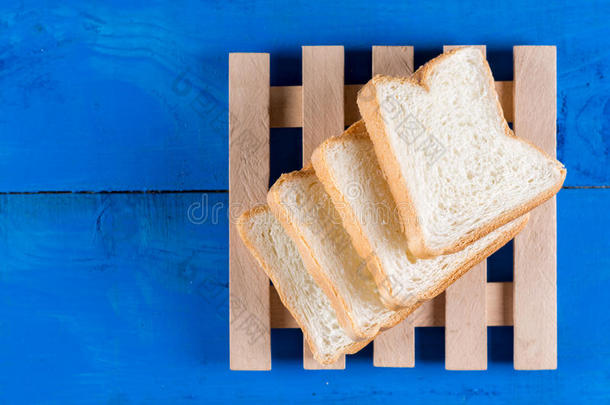 平的放置干杯面包向指已提到的人蓝色木制的木板板