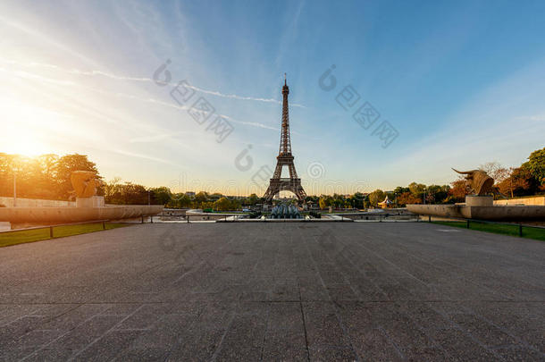 日出采用Eiffel语言语言塔采用巴黎,法国.Eiffel语言语言塔是（be的三单形式著名的