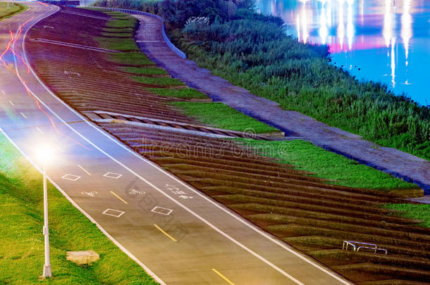 台北河边公园骑脚踏车兜风小路