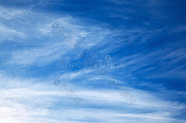 白色的海浪的飞沫云向蓝色天