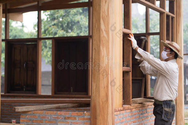 亚洲人木工和建筑物工程师