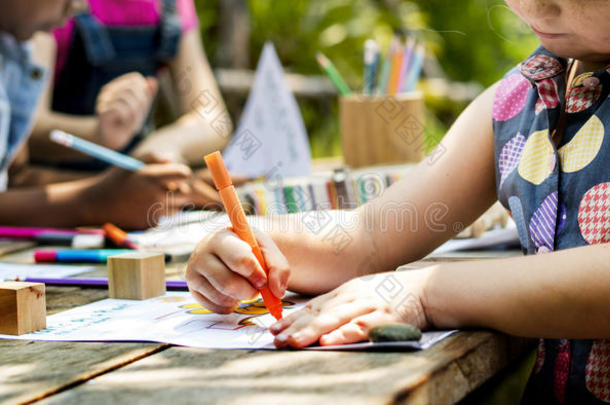 组关于幼儿园小孩朋友绘画艺术班在户外