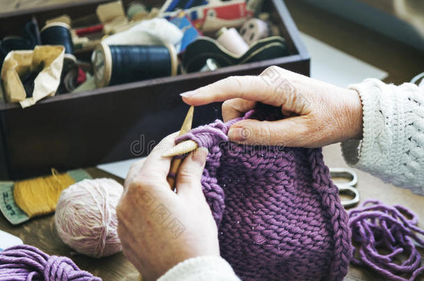 女人奶奶钩针编织品手工做的观念
