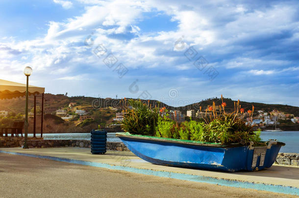 捕鱼小船装饰在旁边花床BankLeumile-Israel以色列银行协会,克利特岛