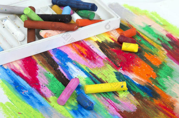 油彩色粉笔用彩色蜡笔画向富有色彩的背景
