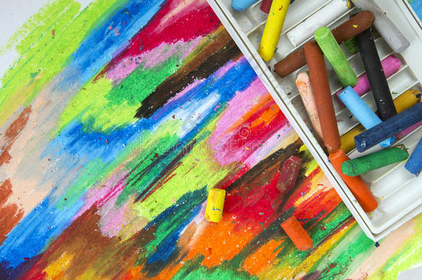 油彩色粉笔用彩色蜡笔画向富有色彩的背景