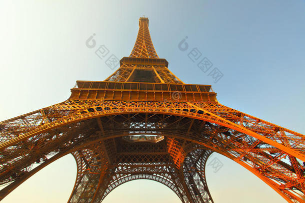 Eiffel语言塔采用巴黎