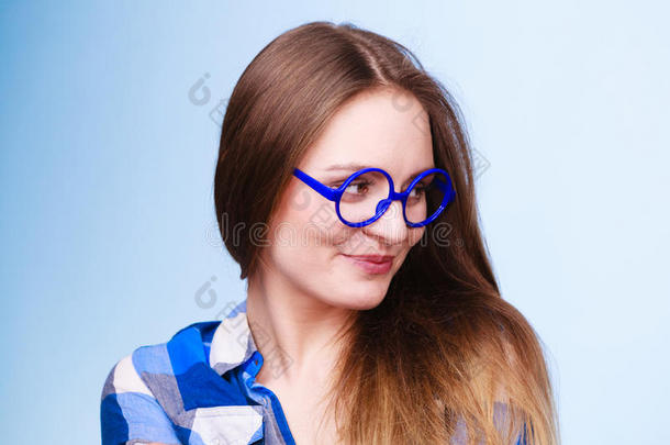 幸福的微笑的<strong>傻瓜</strong>似的女人采用怪诞的眼镜