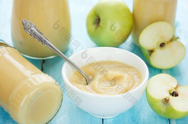绿色的苹果浓汤和新鲜的苹果s和苹果浓汤采用罐子