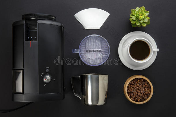 咖啡豆制造者和滤波器和杯子向灰色背景